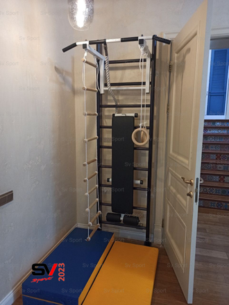 Деревянная шведская стенка с регулируемым по высоте турником, брусьями и скамьей для пресса