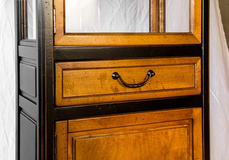 Витрина низкая, узкая на резных ножках.