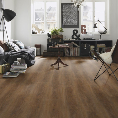 Виниловый пол Wineo 600 Wood XL MoscowLoft DB198W6 в интерьере гостиной
