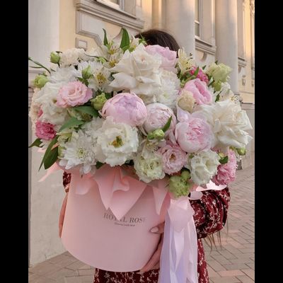 Огромная цветочная композиция с пионами