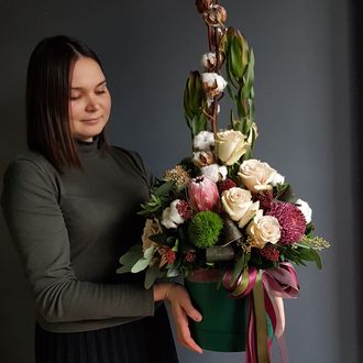 КОМПОЗИЦИЯ В ШЛЯПНОЙ КОРОБКЕ С  РОЗАМИ, ХРИЗАНТЕМАМИ, ХЛОПКОМ И  ДЕКОРАТИВНОЙ ЗЕЛЕНЬЮ - (АРТ. К31)