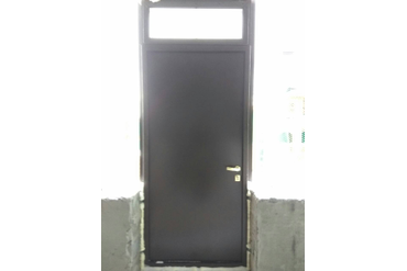 Дверь металлическая Металл/Металл. Вставка сверху со стеклопакетом.