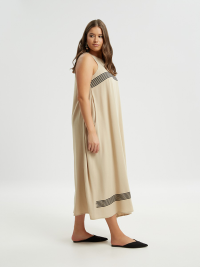 Летнее платье беж с эффектной черной отделкой