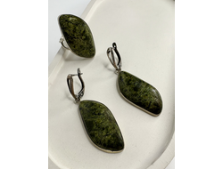Серьги и кольцо из змеевика