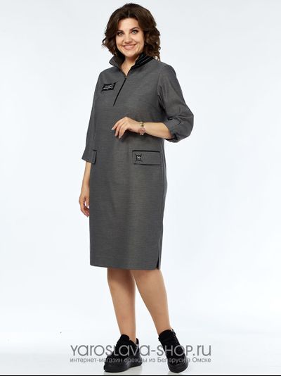 Повседневное платье прямого силуэта в серых тонах