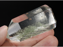 Кварц горный хрусталь с фантомами и хлоритом, кристалл полированный, Бразилия (56*29*25 мм, 61 г) №36854