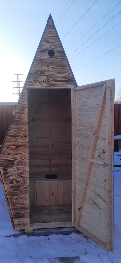 Туалет Городской (из вагонки, обожжённый, домиком, с сиденьем, кровля С10 Шоколад)