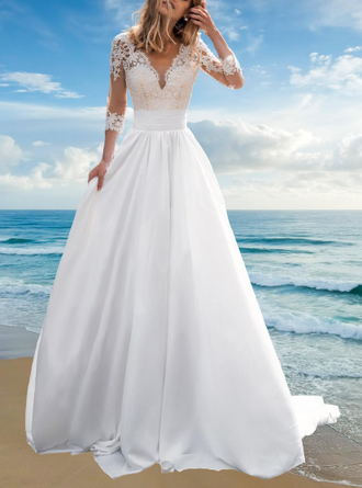Очень красивое атласное свадебное платье изящного А-силуэта с рукавом и кружевным верхом