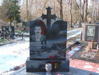 На фото двойной памятник на могилу для двоих с крестом в СПб