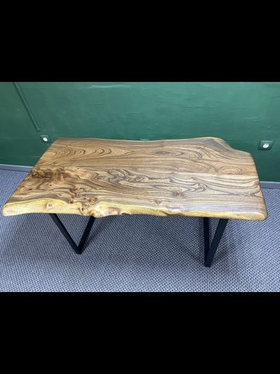 обеденный стол из слэбов карагача с природным краем