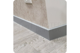 Современный минимализм: монтаж серого плинтуса Dollken Cubu Flex Life 80 идеально подходит для создания лаконичного интерьера в скандинавском или минималистичном стиле.