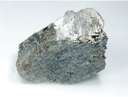 Дельхайелит с серебристой иризацией, светится в УФ, Россия, Мурманская обл. (63*39*32 мм, вес: 85 г) №26498