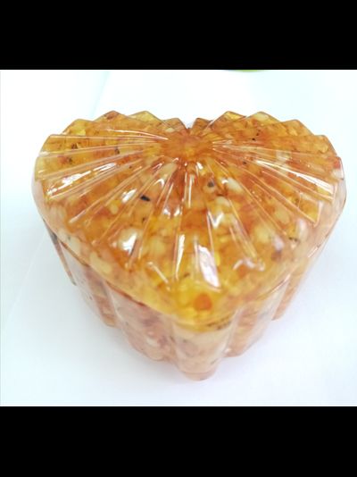 Шкатулка сердце резное с белым янтарем