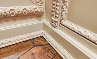 Встроенная резная гардеробная комната белая.