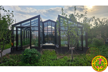 Круглогодичная теплица с двумя крыльями на фасаде