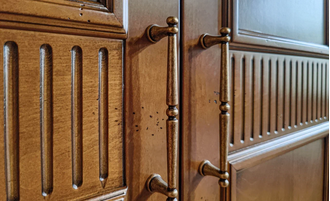 Шкаф для одежды двухстворчатый с ящиками и цветочным декором.