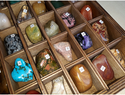 Коллекция 50 камней галтовок по 3-4 см, в коробке 32*23 см, вес около 1700 г  №25735