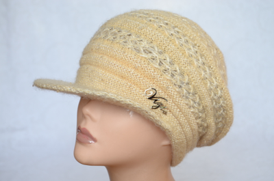 Зимняя женская желтая кепка вязаная фото