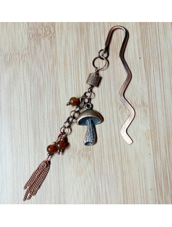 Закладка "Прогулка по лесу" с красно-коричневым агатом и грибом