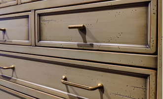 Высокий комод с 8 ящиками, цвет хаки.