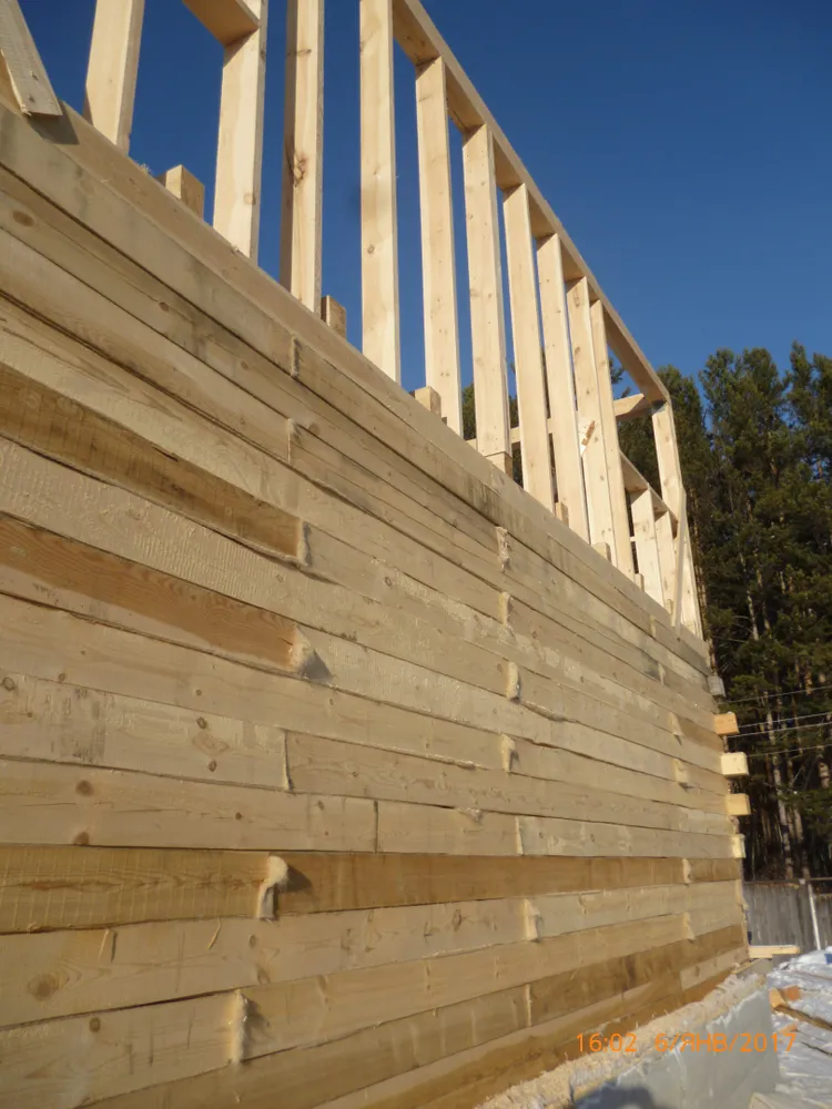 Меж венцов проложен межвенцовый утеплитель джут.