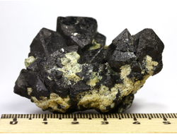 Магнетит, сросток кристаллов, Мурманская об-сть, Ковдор (51*40*38 мм, 85 г) №12530