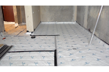 Укладка шумопоглощающих матов "Термозвукоизол" в комплексной системе звукоизоляции пола под стяжку. Максимальная эффективность в сочетании с битумной мембраной "СтопЗвук-М"!