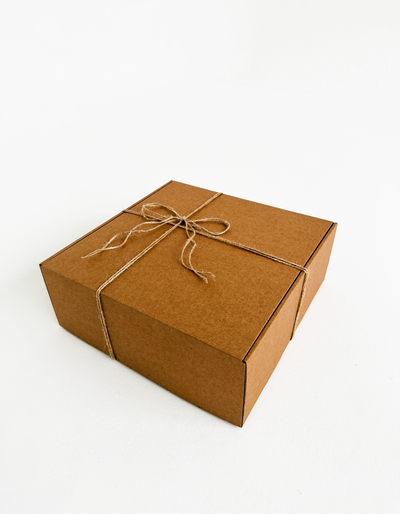 Большая подарочная коробка GILEV 37х37х14см с наполнителем и веревкой