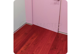 Фото процесса установки плинтуса ПЛ 40 с использованием специальных инструментов.