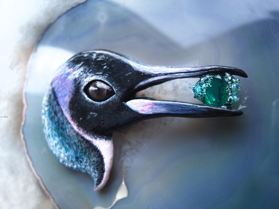 "Ледяной Пингвин Полярных Шаманов", волшебная брошь с изумрудом