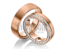 Обручальные кольца из красного золота с бриллиантами в женском кольце и гравировкой на мужском с мел