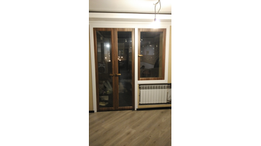 Заказчик хотел двери и окно на балкон в цвет основных межкомнатных дверей.
Модель: по эскизу заказчика (отступ от края полотна до стекла 8 см)
Стекло: триплекс прозрачный
Цвет полотна: Орех Седой Светлый
Цвет погонажа: Сатин Белый