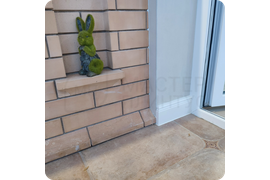 Изысканный акцент: установка белого плинтуса Dollken Cubu Hamburg Style создает эффектный акцент, подчеркивающий статусность и утонченность интерьера.