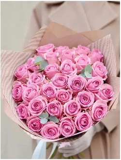Букет "Поцелуй" из 31 розовой розы с эвкалиптом