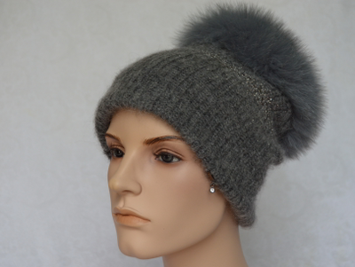 Модный женский вязаный головной убор с меховой опушкой из песца фото