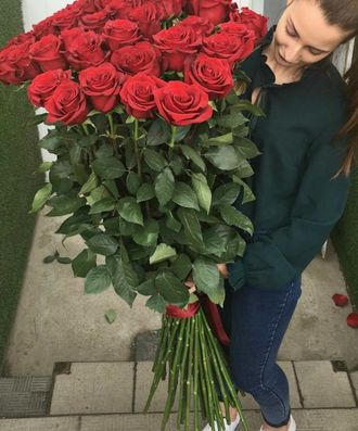 Букет 31 красная роза 150 см с лентами от компании "Цветы оптом"