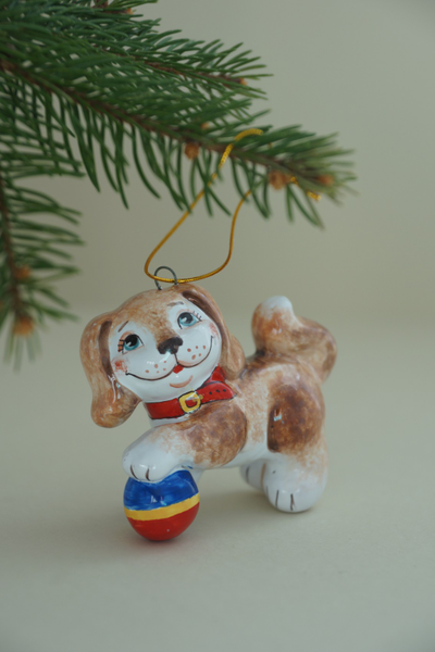 Щенок Арчи с мячом