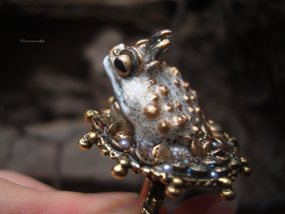 "Его Величество, Жабный Король", кольцо с лягушкой и жемчужиной