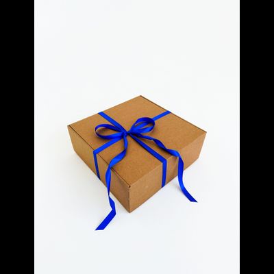 Большая подарочная коробка GILEV 37x37x14 см с синей лентой и наполнителем крафт