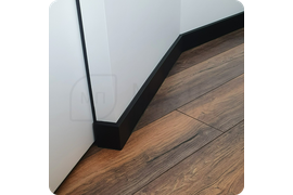 Надежная защита: установка черного плинтуса Dollken Cubu Flex Life 80 с влагоустойчивым покрытием.