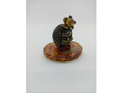 Еж с цветком на подставке.