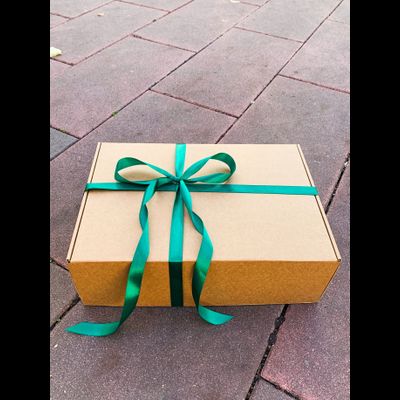 2 штуки - Подарочная коробка с наполнителем КРАФТ и зеленой лентой (37x26x12 см)