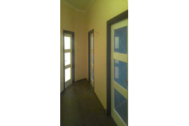 Межкомнатные двери в белой эмали с черными наличниками