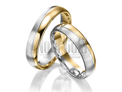 Классические обручальные кольца бублики из желтого и белого золота с ассиметричной дорожкой с брилли