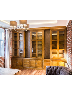 Встроенный книжный шкаф с открытыми элементами стены.