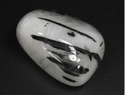 Кварц с черным турмалином (шерл), галтовка, Бразилия (28*23*15 мм, 16 г) №35102