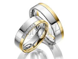 Классические обручальные кольца прямоугольного профиля из белого и желтого золота с продольной полос