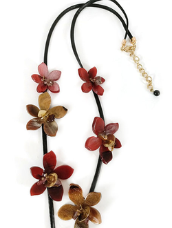 (АРТИКУЛ: 8982/02) КОЛЬЕ ЖЕНСКОЕ, С ПОДВЕСКАМИ "ЦВЕТЫ" В БОРДОВО-БЕЖЕВО-ЗОЛОТИСТЫХ ТОНАХ, ЮВЕЛИРНЫЙ ПЛАСТИК, МЕТАЛЛ, ЧЕРНЫЙ КОЖАНЫЙ ПЛОСКИЙ ШНУРОК