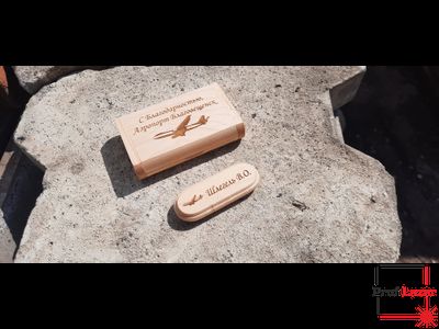 Флешка в футляре с гравировкой