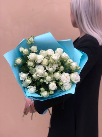 Букет белоснежных кустовых роз